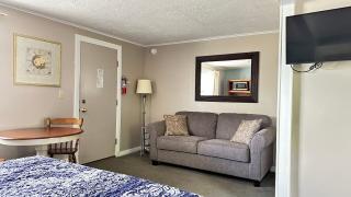 Mount Blue Motel - 1