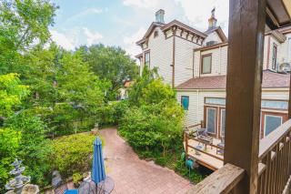 Victorian Modern Room in Carriage House - Unit A - Savannah - 3