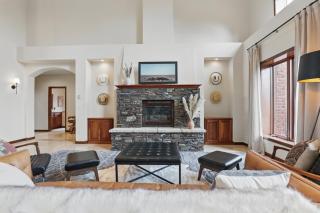 Luxe Villa Expansive Yard Near Rapid City - 2