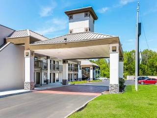 Farragut Inn & Suites - 0