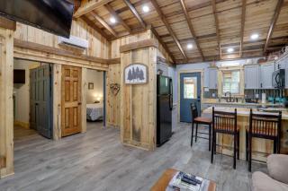 Less Than 1 Mi to Devils Fork Recreation Area Cozy Cabin! - - 5