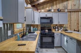 Less Than 1 Mi to Devils Fork Recreation Area Cozy Cabin! - - 2