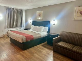 Red Carpet Inn Norwalk - 4