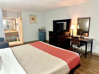 Red Carpet Inn Norwalk - 3