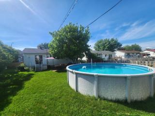 Cozy 3-Bedroom Haven, Private Pool & Parking ! - Longueuil - 8