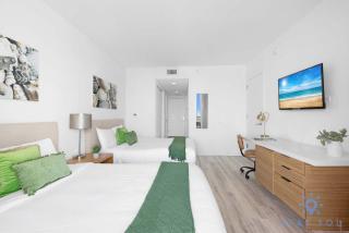 Infinite View with Balcony and Resort, Pool, Gym - Hallandale Beach - 7