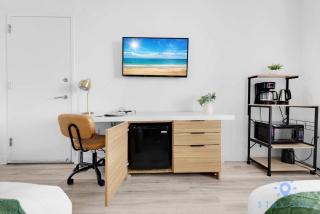 Infinite View with Balcony and Resort, Pool, Gym - Hallandale Beach - 6