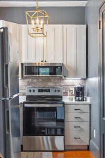 Beautiful Renovated Apartment One Block from King - 5