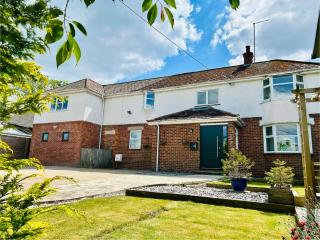 Lynwood House, private 5 bed 4 bath with large drive - Bratton - 0