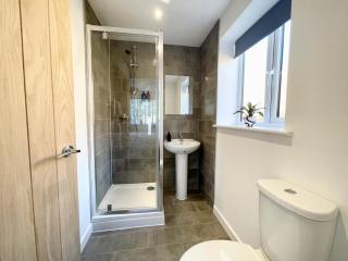 NEW Bungalow - 20-min walk to Quays - Plenty of Parking - Large Garden - Wi-Fi - - 3