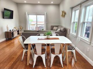 Jennifers Penthouse Panoramic City View Apartment with Deck - 1