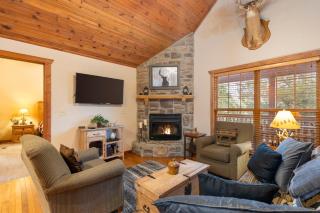 Simon's Treetop Cabin - 2 BDR in Popular Resort - Branson West - 0