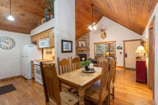 Simon's Treetop Cabin - 2 BDR in Popular Resort - Branson West - 1