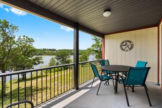Sunset View at Anchor's Point - Lakefront Stay for 8 with Private Balcony - Kimberling City - 4