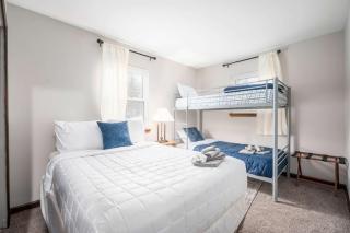 Near Downtown Modern Interior - Chapel Hill Charm - 9