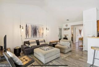 Boho Style Sea Colony Condo w Beach & Pools - 3