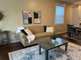 Mins to Downtown & Raceway Rookwood Retreat 2 - 1