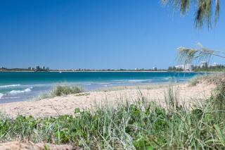 Luxe & Spacious Gem with Pool, Ocean Views, Snooker Table - Alexandra Headland - 9