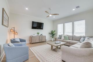Walk to Beach Galveston Gem with Pool Access - Galveston - 0