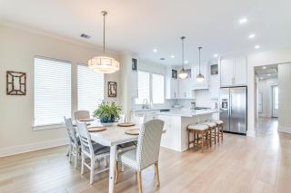 Walk to Beach Galveston Gem with Pool Access - Galveston - 5