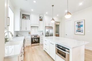 Walk to Beach Galveston Gem with Pool Access - Galveston - 1