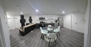 2 bedroom cozy suite in NW edmonton with separate entrance, FreeWifi, driveway Parking, Netflix, AC, airport pickup - Edmonton - 1