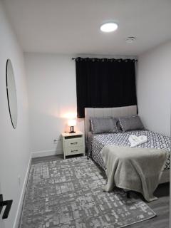 2 bedroom cozy suite in NW edmonton with separate entrance, FreeWifi, driveway Parking, Netflix, AC, airport pickup - Edmonton - 5