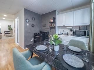 Sage Stay by the Train, We Pay Half Your Parking, 2 Queen Beds plus Sleeps 6 - Hoboken - 9