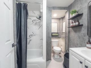 Sage Stay by the Train, We Pay Half Your Parking, 2 Queen Beds plus Sleeps 6 - Hoboken - 6