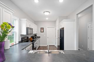 Minutes from Downtown - The Comfy Navy Nestler - 8