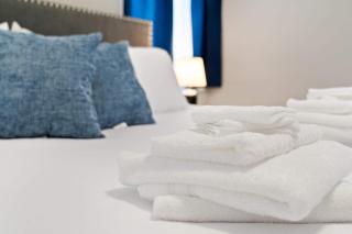 Minutes from Downtown - The Comfy Navy Nestler - 6