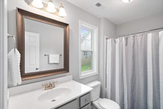 Minutes from Downtown - The Comfy Navy Nestler - 7