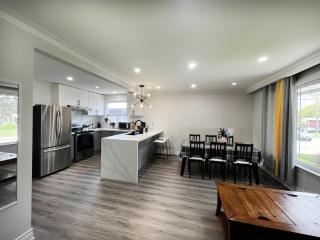 Spacious Private Upper Floor 4BR 5 Beds 2 Bath & Kitchen - Toronto - 9