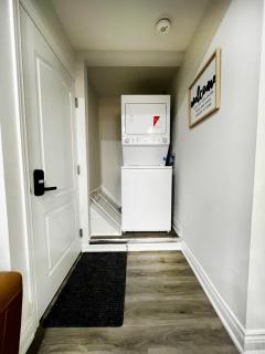 Spacious Private Upper Floor 4BR 5 Beds 2 Bath & Kitchen - Toronto - 5