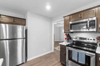 1-Mile to Downtown Clarksville Cozy in Queen-City - 4