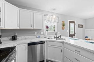 1-Mile to Downtown Clarksville Queen-City Comfort - 4