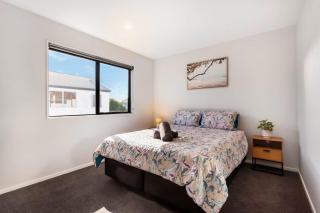 Stylish Townhouse with Hot Tub - Christchurch - 7