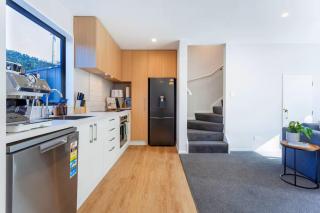 Stylish Townhouse with Hot Tub - Christchurch - 6