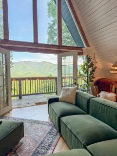 Big Mountain View! Downtown Gatlinburg Chalet Village! Hot Tub! Fan Favorite! AFrame Dreams! Magazine-Featured! Stunning Interiors! Little Green Cabin - Gatlinburg - 1