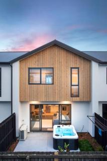 Stylish Townhouse with Hot Tub - Christchurch - 0