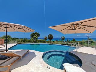 Luxury Oceanfront Villa with Heated Pool, Jacuzzi, AC, BBQ, Starlink Wi-Fi, Chef's Kitchen, Staff Included, Mountain Views, Near El Quemaito, San Rafael, and Los Patos Beach - Santa Cruz de Barahona - 0