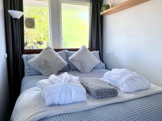 Studio Twenty5, Unique Poolside Retreat Near Nelson - 3