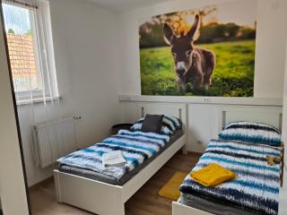 Ferienwohnung Dorfleben - 4 Schlafzimmer für Familien & Teams - 8