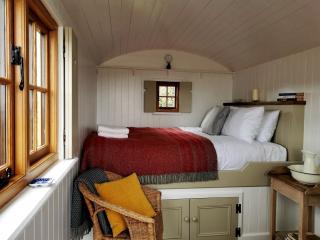 Lakeside Shepherd's Hut in Donegal for Glamping in Ireland - Ballintra - 7
