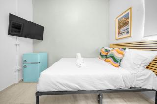 Room 2: Stylish Escape by Calle Cerra Art - 0