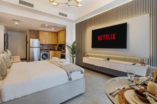 Luxury JLT Studio Lake View Metro Pool Access - 2