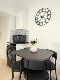 'The Elegant Comfort' - A Stunning Luxury 2-Bed Flat with Private Garden & Patio - Free Parking - Northampton - 4