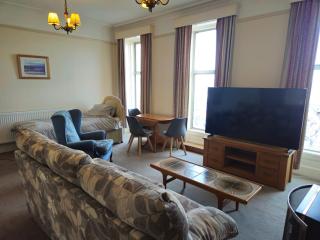 The Lookout, Elegant Sea-View Apartment with Balcony, Private Parking - Weymouth - 1