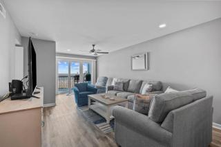 Oceanfront, Sunrise Views- Pool- 6 Beds- King Bed by myBeach Vacation Rentals - Myrtle Beach - 1