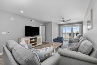 Oceanfront, Sunrise Views- Pool- 6 Beds- King Bed by myBeach Vacation Rentals - Myrtle Beach - 9